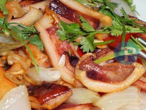 Mực một nắn chiên nước mắm ngon thơm